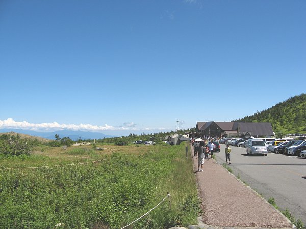 白根山駐車場 はるか遠く、目の高さに雲が見えます